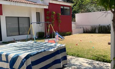 VENTA DE CASA MUY COMODA, CON MUCHA LUZ Y UN LINDO JARDIN EN LOMA DE VALLE ESCONDIDO