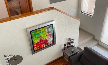 VENTA DE CASA MUY COMODA, CON MUCHA LUZ Y UN LINDO JARDIN EN LOMA DE VALLE ESCONDIDO