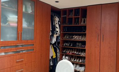 VENTA DE CASA MUY COMODA, CON MUCHA LUZ Y UN LINDO JARDIN EN LOMA DE VALLE ESCONDIDO