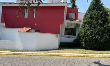 VENTA DE CASA MUY COMODA, CON MUCHA LUZ Y UN LINDO JARDIN EN LOMA DE VALLE ESCONDIDO