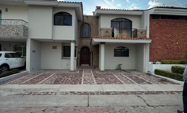 Casa en renta en coto Essex zona Virreyes en Zapopan