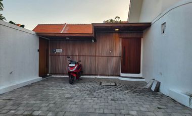 Villa minimalis design Mediterranian dijual di Sanur.
