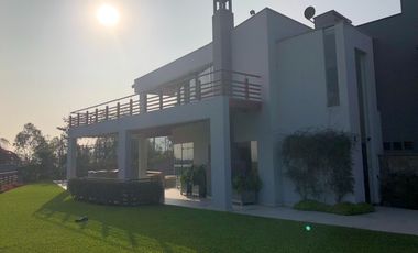 Hermosa Casa, en el exclusivo Condominio Bosques de La Planicie.