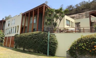 Casa Remodelada en el Exclusivo Condominio Los Bosques de La Planicie con Extensos jardines