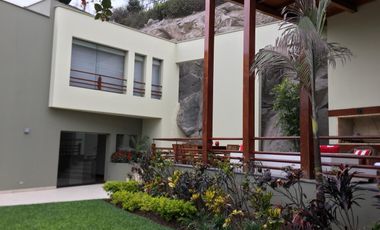 Casa Remodelada en el Exclusivo Condominio Los Bosques de La Planicie con Extensos jardines