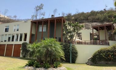 Casa Remodelada en el Exclusivo Condominio Los Bosques de La Planicie con Extensos jardines