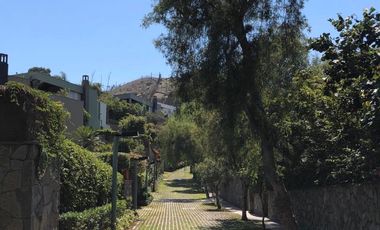 Casa Remodelada en el Exclusivo Condominio Los Bosques de La Planicie con Extensos jardines