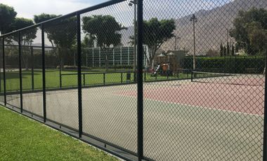 Casa Remodelada en el Exclusivo Condominio Los Bosques de La Planicie con Extensos jardines