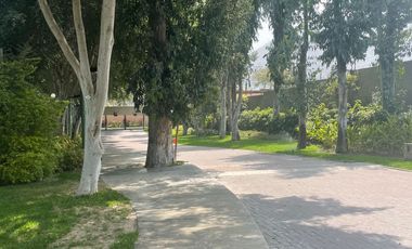 Casa Remodelada en el Exclusivo Condominio Los Bosques de La Planicie con Extensos jardines