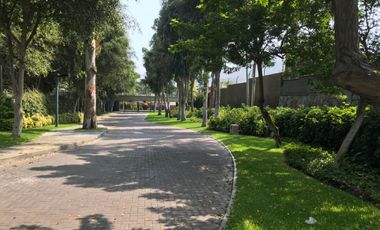 Casa Remodelada en el Exclusivo Condominio Los Bosques de La Planicie con Extensos jardines