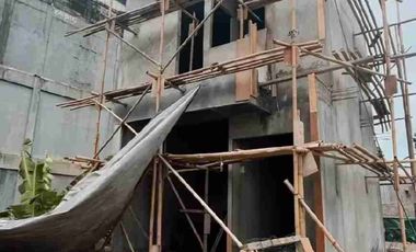 PERUMAHAN KONSEP APARTHOUSE RUMAH 2 LANTAI DI JALAN UTAMA SAWANGAN DKT AKSES TOL HARGA 400 JT