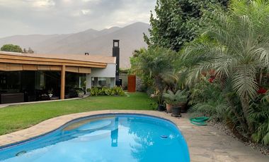 Casa de una planta en el exclusivo Condominio Bosques de La Planicie.