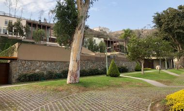 Casa en el exclusivo Condominio Los Bosques de La Planicie. Extensos jardines