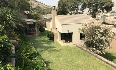 Casa en el exclusivo Condominio Los Bosques de La Planicie. Extensos jardines