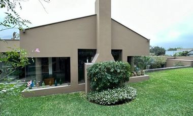 Casa en el exclusivo Condominio Los Bosques de La Planicie. Extensos jardines