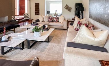 Hermosa Residencia de 2 Plantas en Exclusivo Condominio en Rinconada Baja.