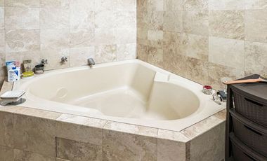 Hermosa Residencia de 2 Plantas en Exclusivo Condominio en Rinconada Baja.