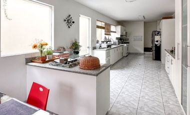 Hermosa Residencia de 2 Plantas en Exclusivo Condominio en Rinconada Baja.