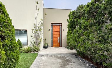 Hermosa Residencia de 2 Plantas en Exclusivo Condominio en Rinconada Baja.