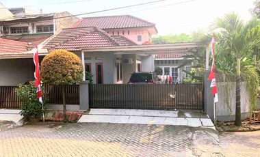 Rumah SHM Luas 200m Hook 4 Kamar Muat 3 Mobil Bebas Banjir Dekat Grand Wisata Bekasi