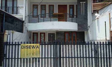 Rumah 2 Lantai Baru Renovasi Row Jalan 3 Mobil