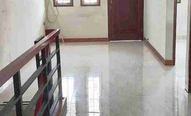 Rumah 2 Lantai Baru Renovasi Row Jalan 3 Mobil