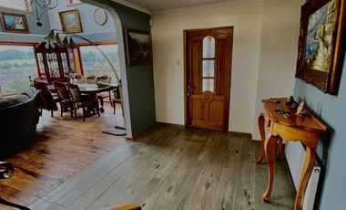 Parcela con propiedad y dos cabañas