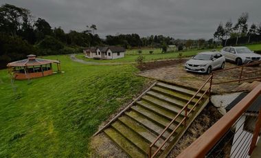 Parcela con propiedad y dos cabañas