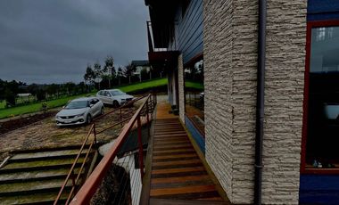 Parcela con propiedad y dos cabañas