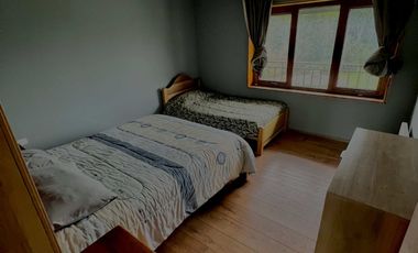 Parcela con propiedad y dos cabañas