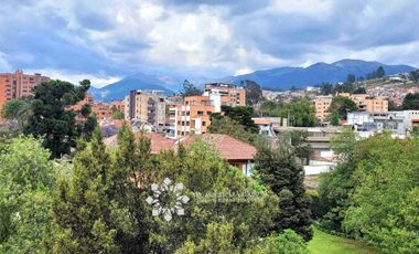 EN VENTA - AMPLIA DEPARTAMENTO CON TERRAZA Y VISTA ESPECTACULAR DE LAS MONTAÑAS, CON 1 DORMITORIO