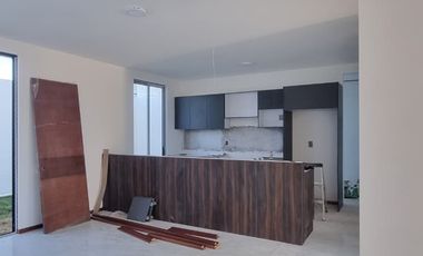 Casa en venta nueva en Pahcua 3 habitaciones, sala a doble altura, cocina equipada. cartuja