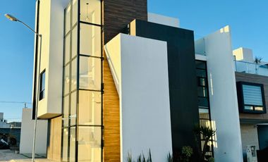 Casa en venta al sur de Pachuca. 3 niveles, seguridad y amenidades. Gema