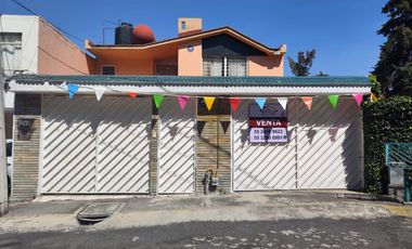 Preciosa casa Fuentes de Satélite, 3 recámaras, 2 estacionamientos 2 y medio baños, Bello jardín, balcón