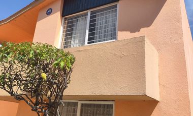 Preciosa casa Fuentes de Satélite, 3 recámaras, 2 estacionamientos 2 y medio baños, Bello jardín, balcón