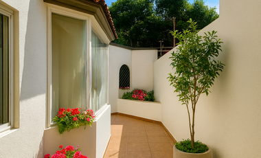 Casa en Venta con 4 recámaras en Lomas de la Herradura, con hermosa vista a la cañada