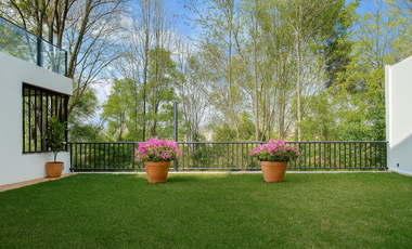 Casa en Venta con 4 recámaras en Lomas de la Herradura, con hermosa vista a la cañada