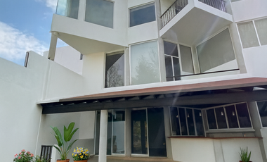 Casa en Venta con 4 recámaras en Lomas de la Herradura, con hermosa vista a la cañada