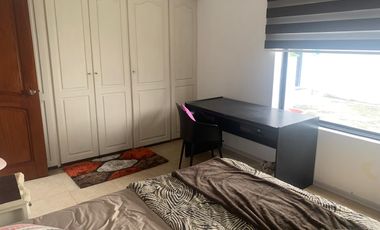 En renta habitación amoblada con baño privado