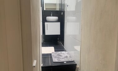 En renta habitación amoblada con baño privado