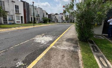 CASA EN CLUSTER CON ALBERCA EN FRACC PALMA REAL VERACRUZ