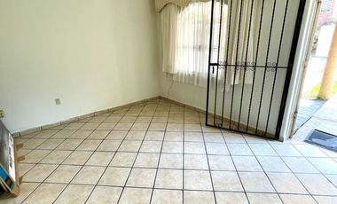 EN RENTA Casa de 3 Rec. En Privada El Árbol, en Zona Norte.