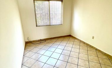 EN RENTA Casa de 3 Rec. En Privada El Árbol, en Zona Norte.