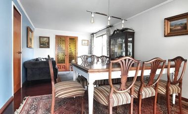 LINDA, AMPLIA, LUMINOSA Y SEGURA CASA EN BARRIOS RESIDENCIAL DE LAS CONDES