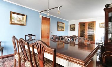 LINDA, AMPLIA, LUMINOSA Y SEGURA CASA EN BARRIOS RESIDENCIAL DE LAS CONDES