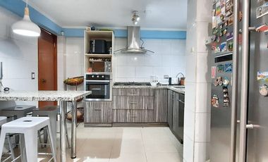 LINDA, AMPLIA, LUMINOSA Y SEGURA CASA EN BARRIOS RESIDENCIAL DE LAS CONDES