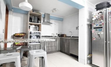 LINDA, AMPLIA, LUMINOSA Y SEGURA CASA EN BARRIOS RESIDENCIAL DE LAS CONDES