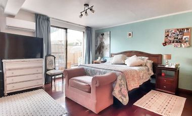 LINDA, AMPLIA, LUMINOSA Y SEGURA CASA EN BARRIOS RESIDENCIAL DE LAS CONDES