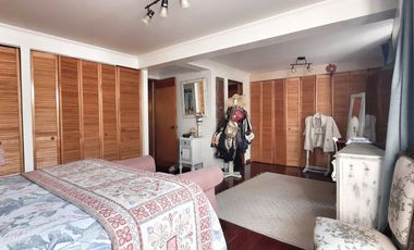 LINDA, AMPLIA, LUMINOSA Y SEGURA CASA EN BARRIOS RESIDENCIAL DE LAS CONDES