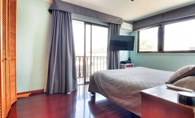 LINDA, AMPLIA, LUMINOSA Y SEGURA CASA EN BARRIOS RESIDENCIAL DE LAS CONDES